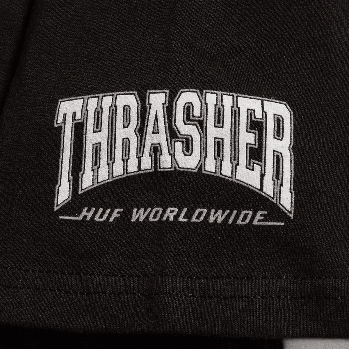 https://admin.plaze-shop.de/wp-content/uploads/2022/06/HUF_Thrasher_Sunnydale_Tee_Black_plaze-shop_3.png