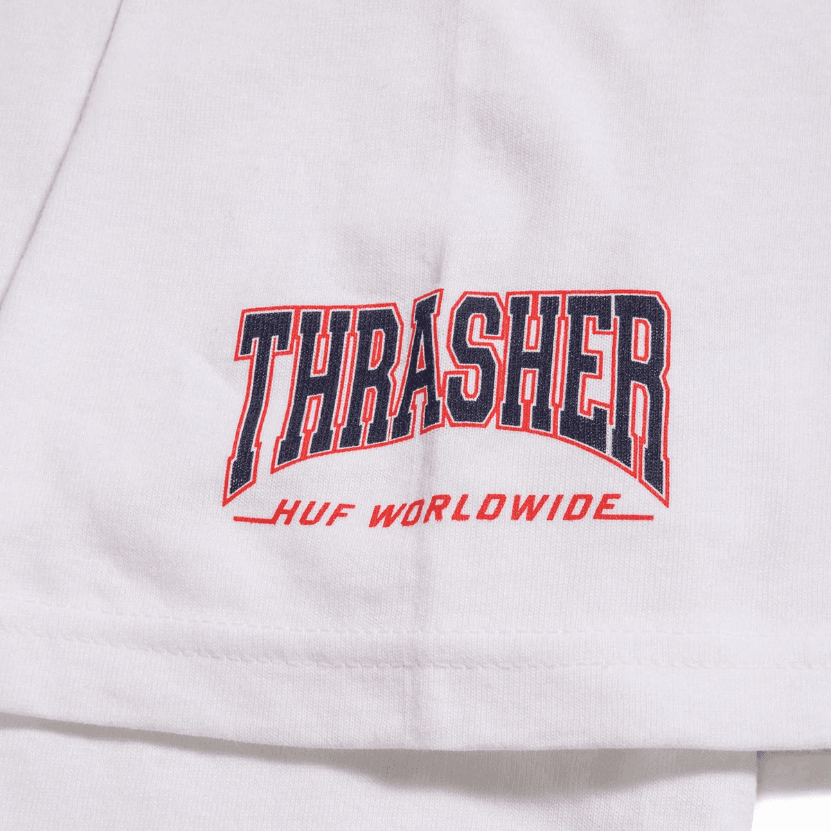 https://admin.plaze-shop.de/wp-content/uploads/2022/06/HUF_Thrasher_Sunnydale_Tee_White_plaze-shop_3.png