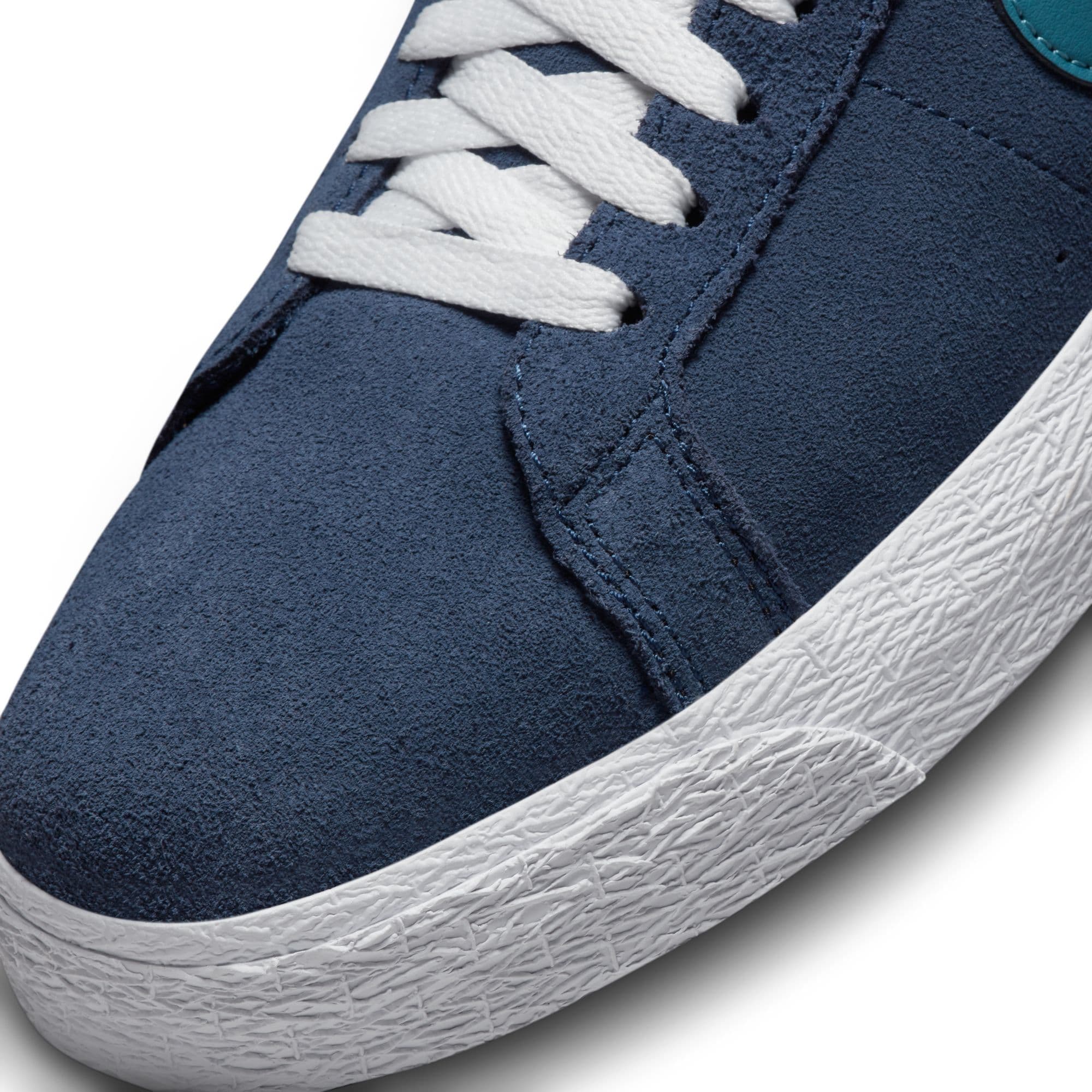 https://admin.plaze-shop.de/wp-content/uploads/2022/12/NikeSB_Blazer_Mid_Navy_Aqua_FD0731-400_plaze-shop_3.jpeg