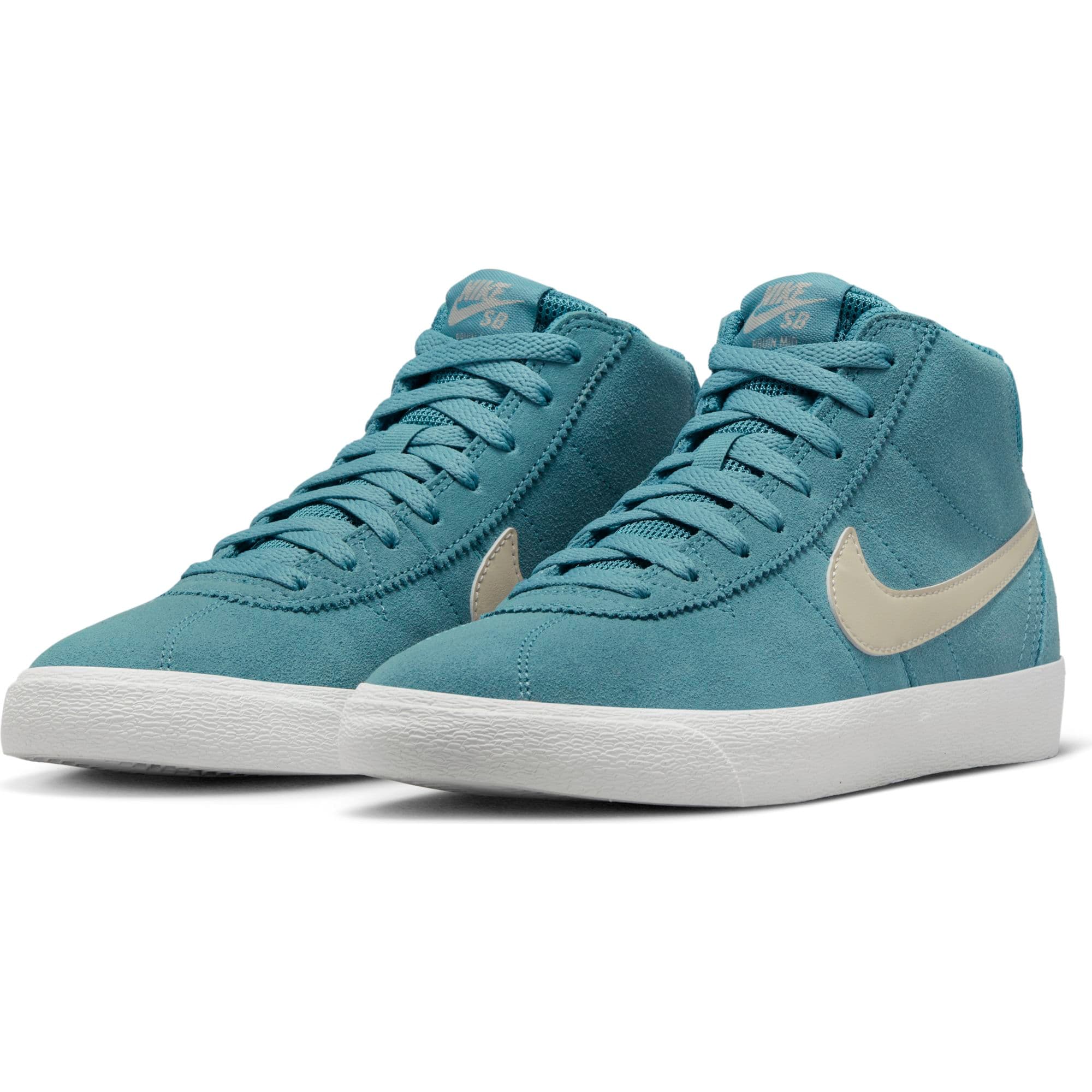 https://admin.plaze-shop.de/wp-content/uploads/2022/12/NikeSB_Bruin_Hi_DR0126-400_plaze-shop_5.jpeg