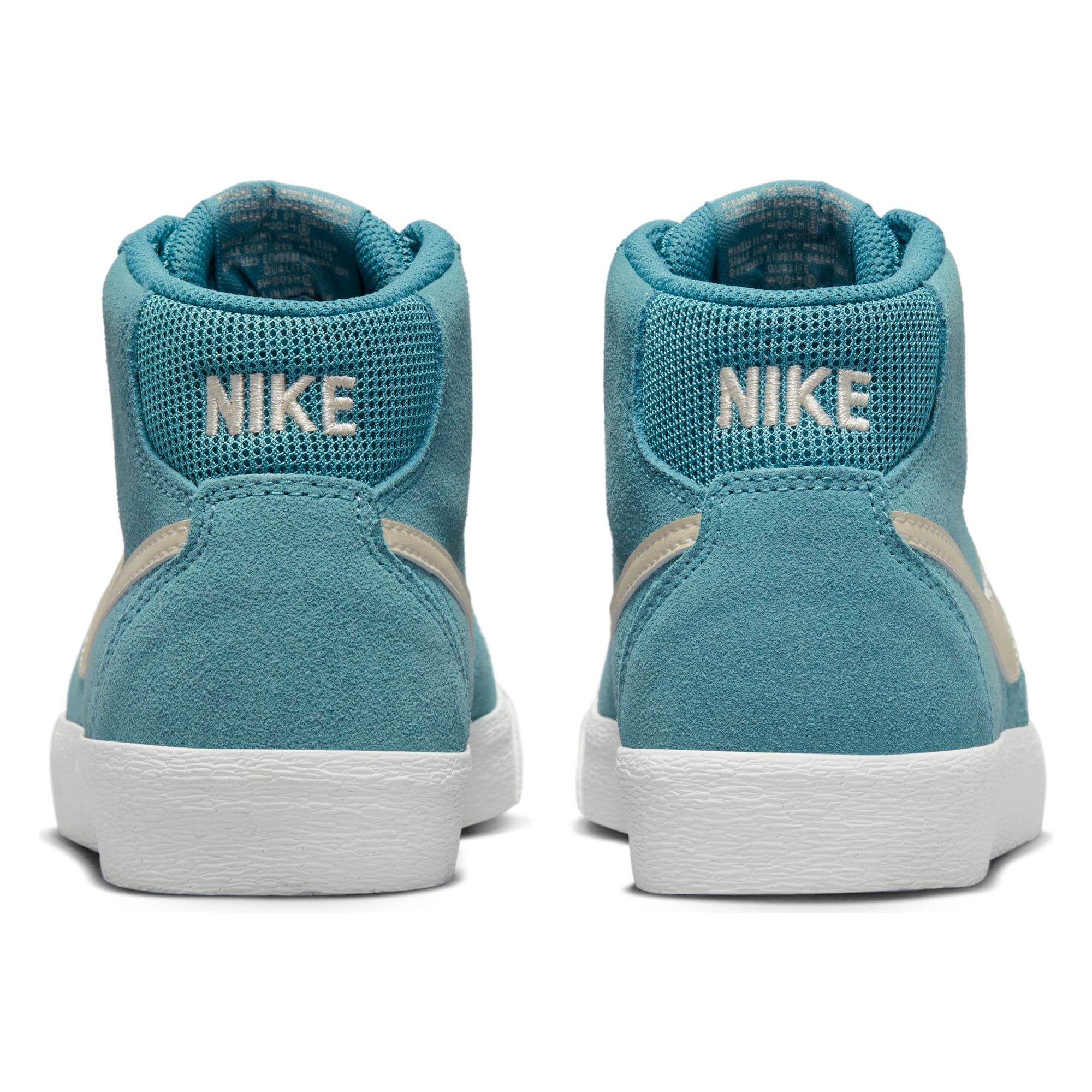 https://admin.plaze-shop.de/wp-content/uploads/2022/12/NikeSB_Bruin_Hi_DR0126-400_plaze-shop_7.jpeg
