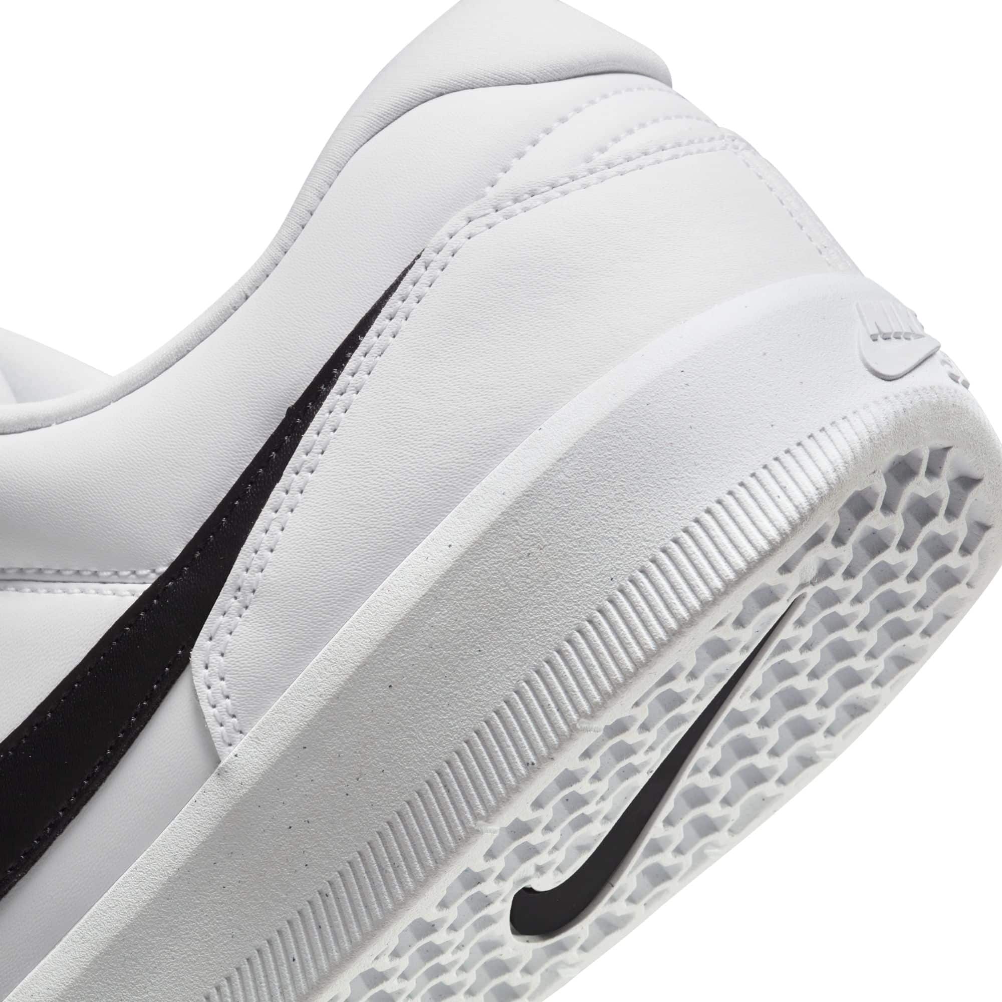 https://admin.plaze-shop.de/wp-content/uploads/2022/12/NikeSB_Force58_White_Black_DH7505-101_plaze-shop_4.jpeg