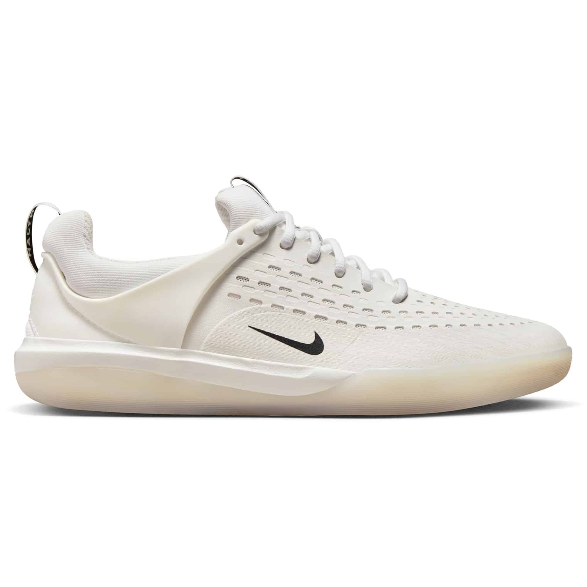 https://admin.plaze-shop.de/wp-content/uploads/2023/01/DJ6130-100_NikeSB_Nyjah3_white-black_plaze-skateshop_0.jpg