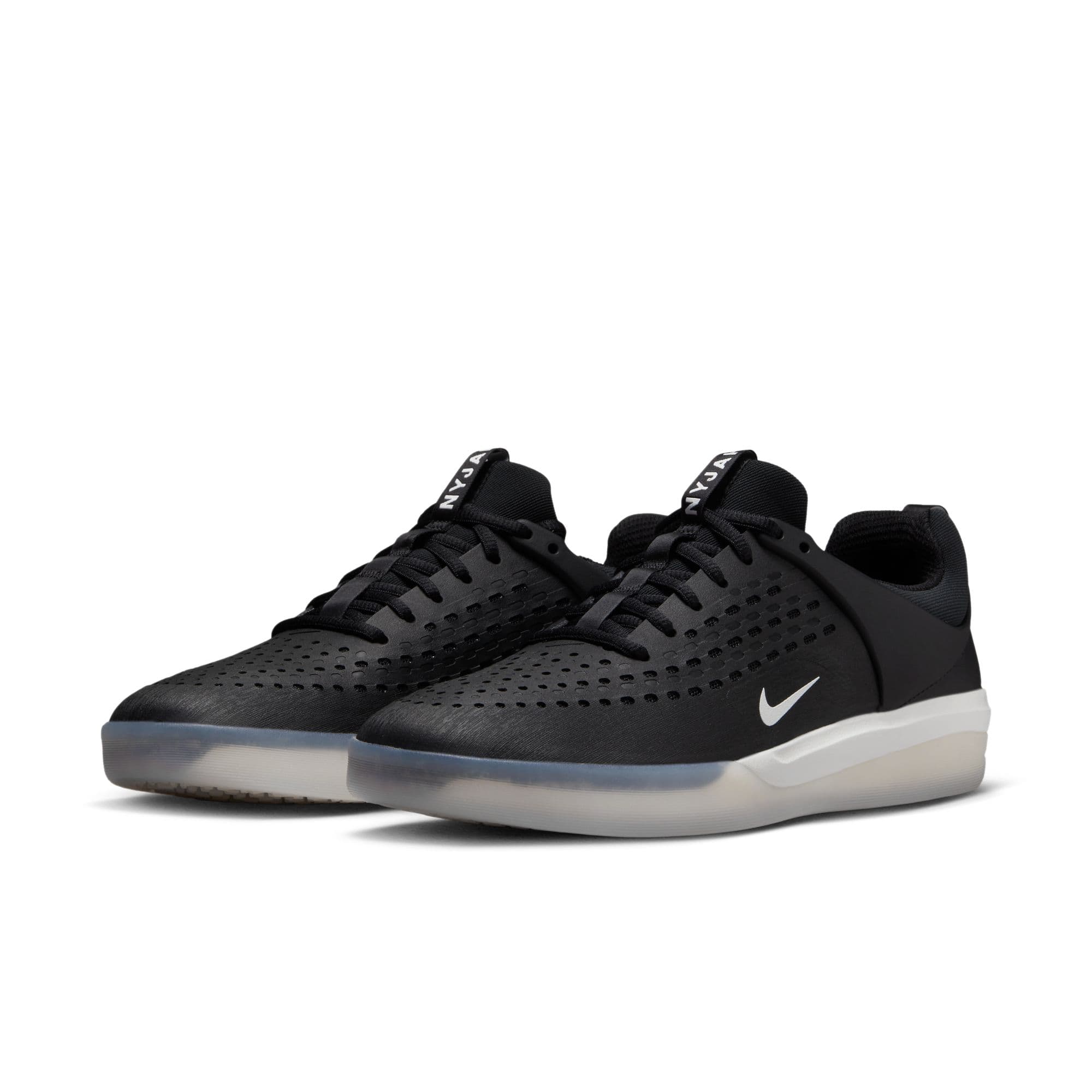 https://admin.plaze-shop.de/wp-content/uploads/2023/03/NikeSB_Nyjah_Blk_Wht_plaze-shop_4.jpeg