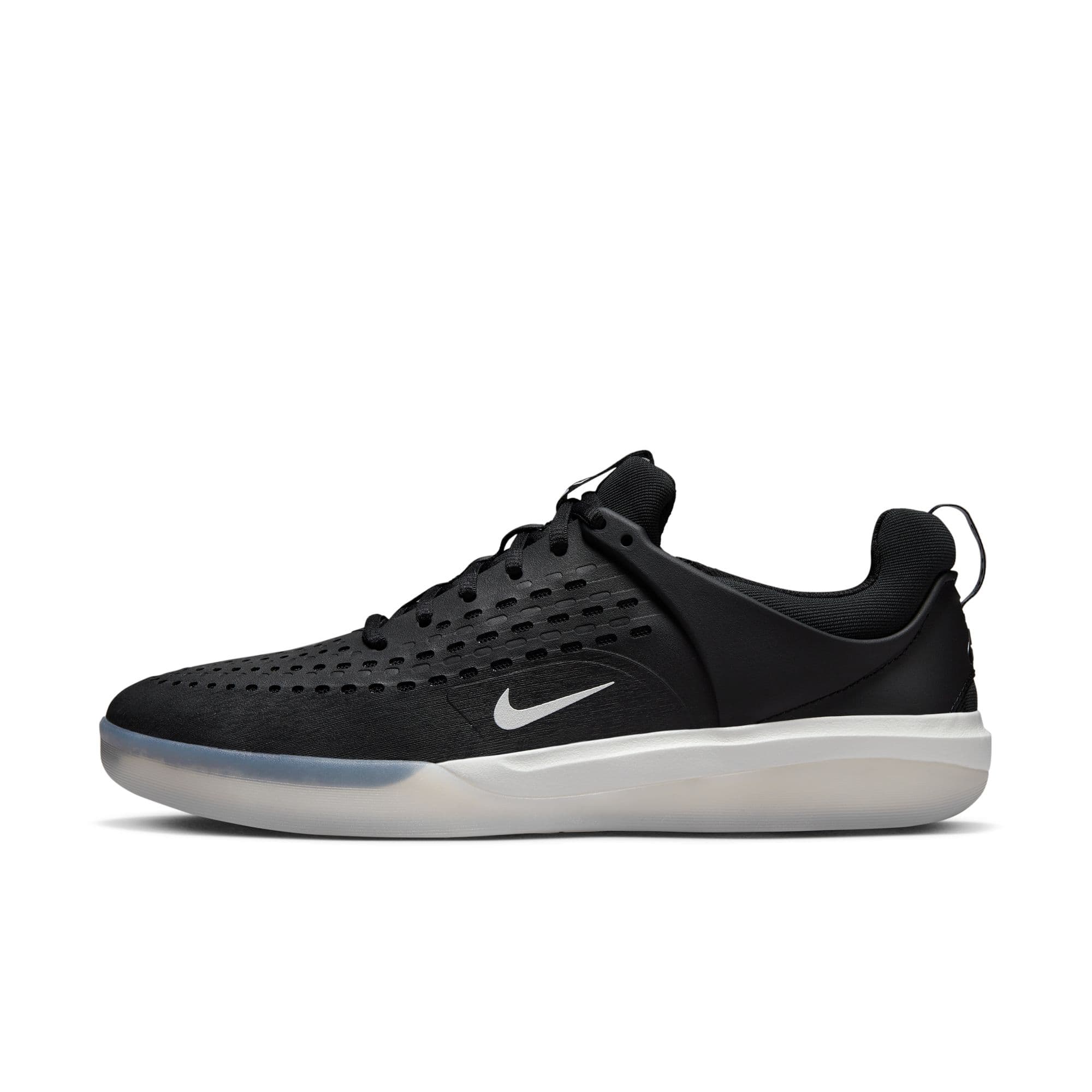 https://admin.plaze-shop.de/wp-content/uploads/2023/03/NikeSB_Nyjah_Blk_Wht_plaze-shop_6.jpeg