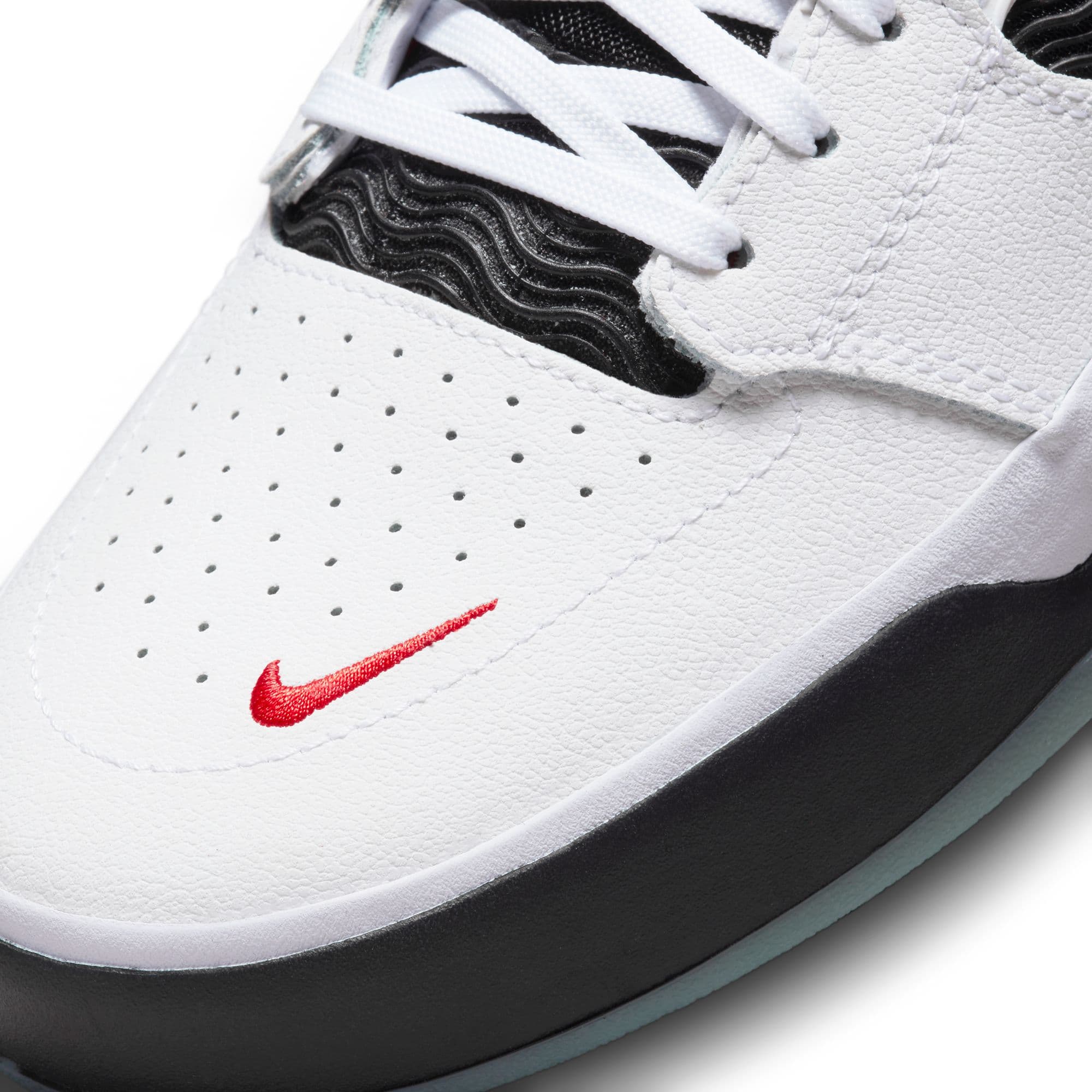 https://admin.plaze-shop.de/wp-content/uploads/2023/04/NikeSB_Ishod_White_Red_plaze-shop_2.jpeg