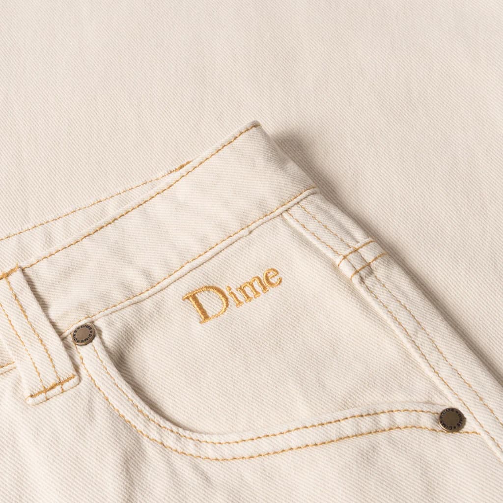 https://admin.plaze-shop.de/wp-content/uploads/2023/11/Dime_Baggy_Denim_Warm_White_plaze-shop_4.webp