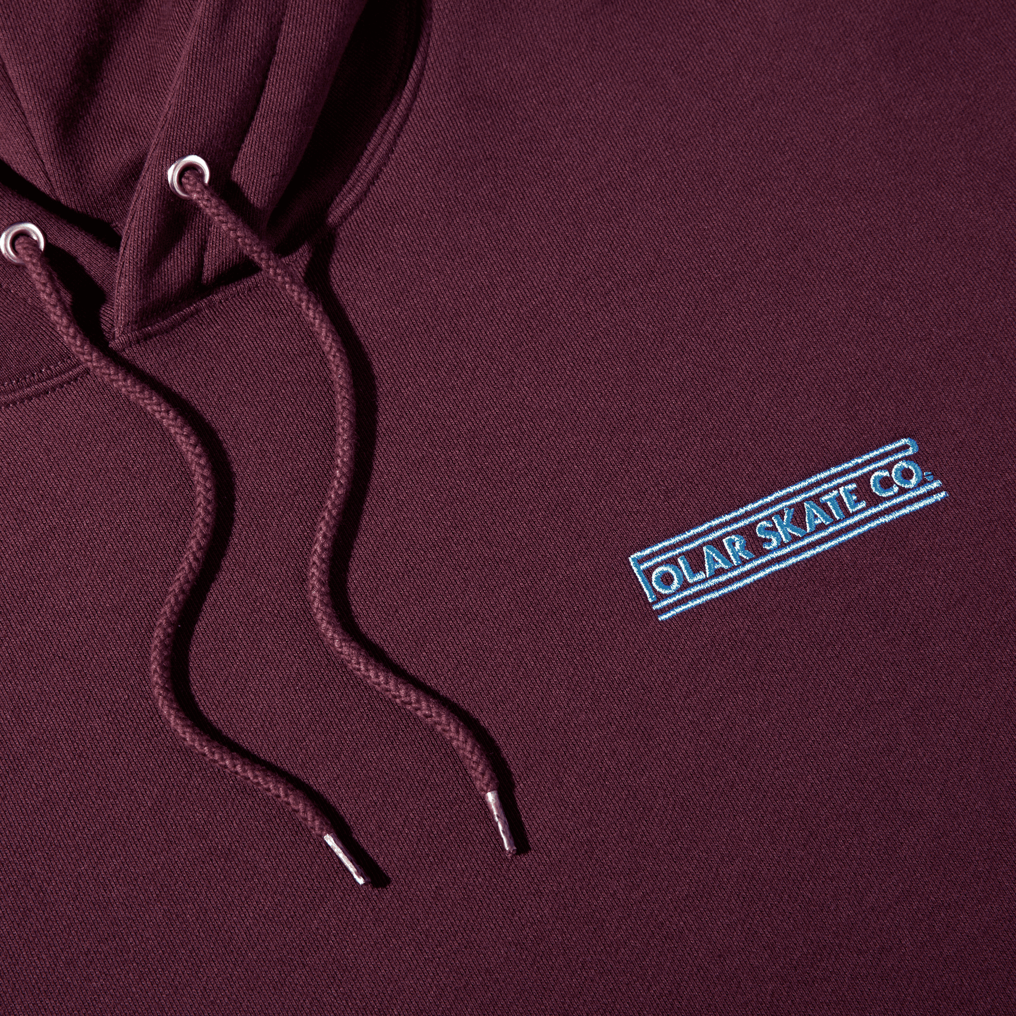 https://admin.plaze-shop.de/wp-content/uploads/2023/11/Polar_Dave_Hoodie_Stretch_Logo_Dark_Wine_plaze-shop_3.png