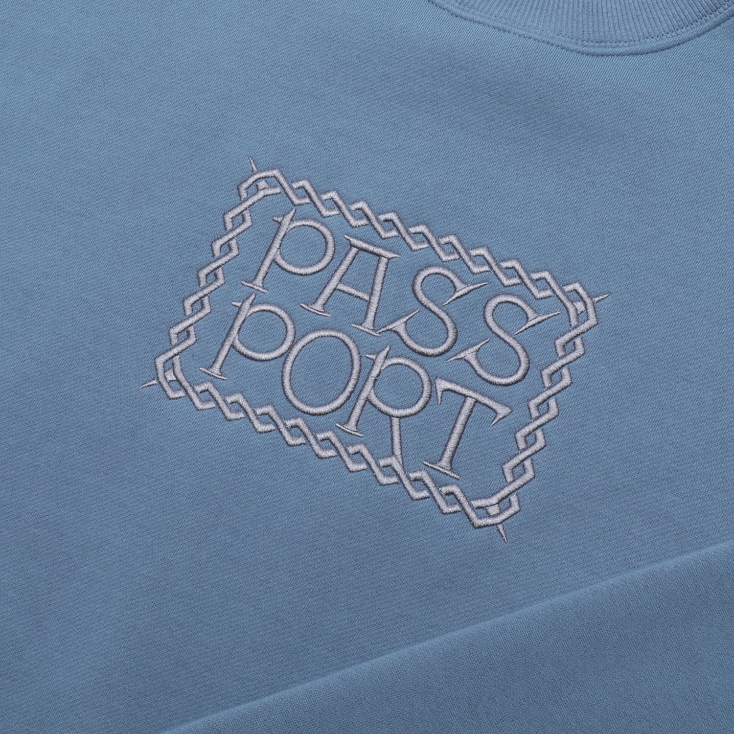 https://admin.plaze-shop.de/wp-content/uploads/2023/12/PassPort_Invasive_Logo_Crewneck_plaze-shop_2.jpg