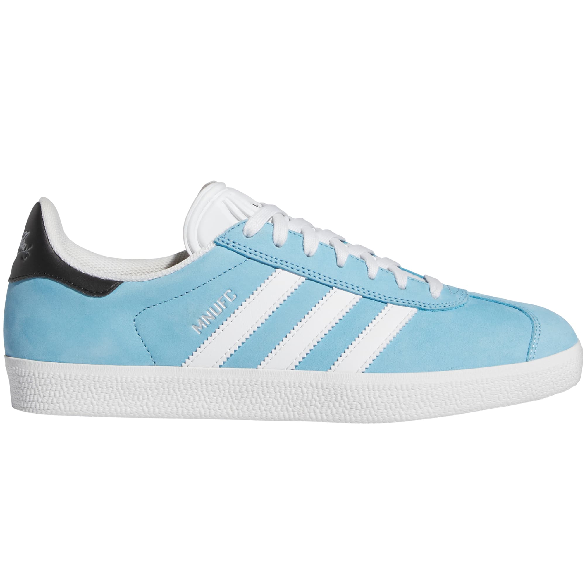https://admin.plaze-shop.de/wp-content/uploads/2024/09/IH0522_AdidasSkateboarding_Gazelle_Mnufc_Familia_lightblue-white_plazeskateshop_1.jpg