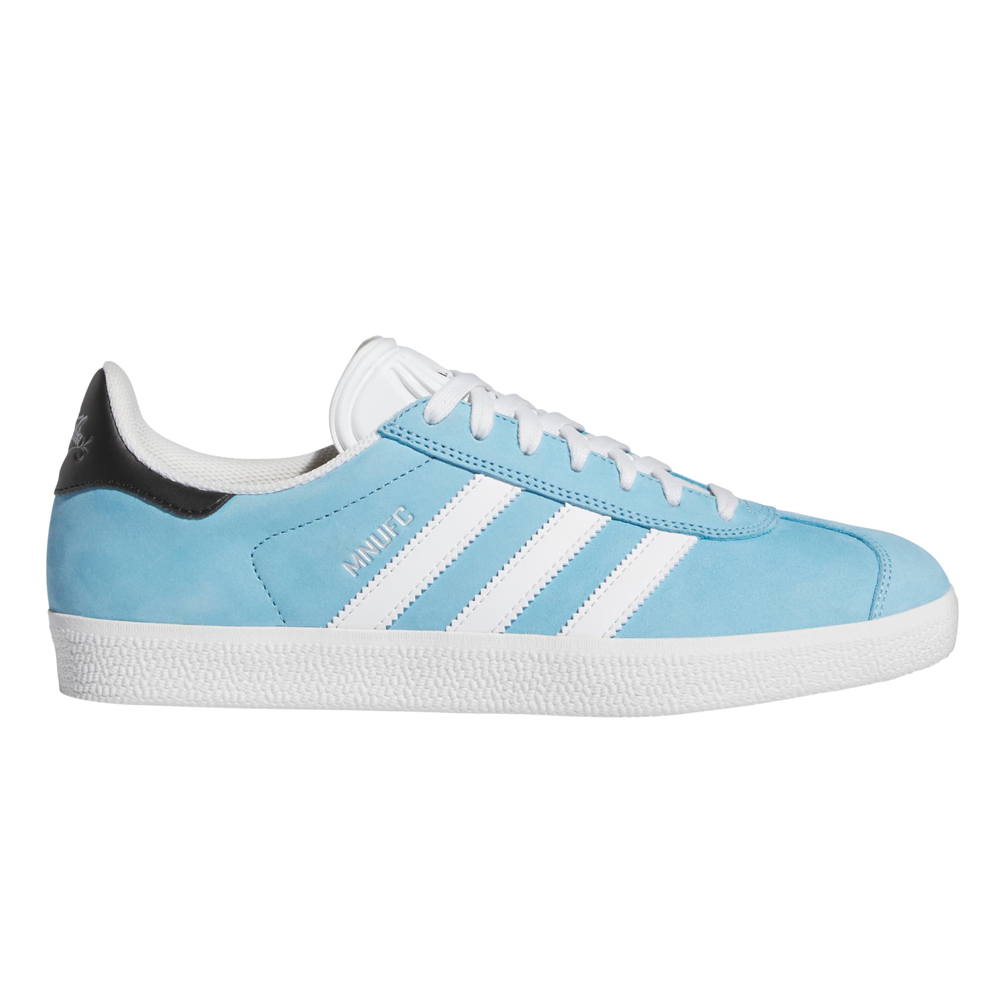https://admin.plaze-shop.de/wp-content/uploads/2024/09/IH0522_AdidasSkateboarding_Gazelle_Mnufc_Familia_lightblue-white_plazeskateshop_2.jpg