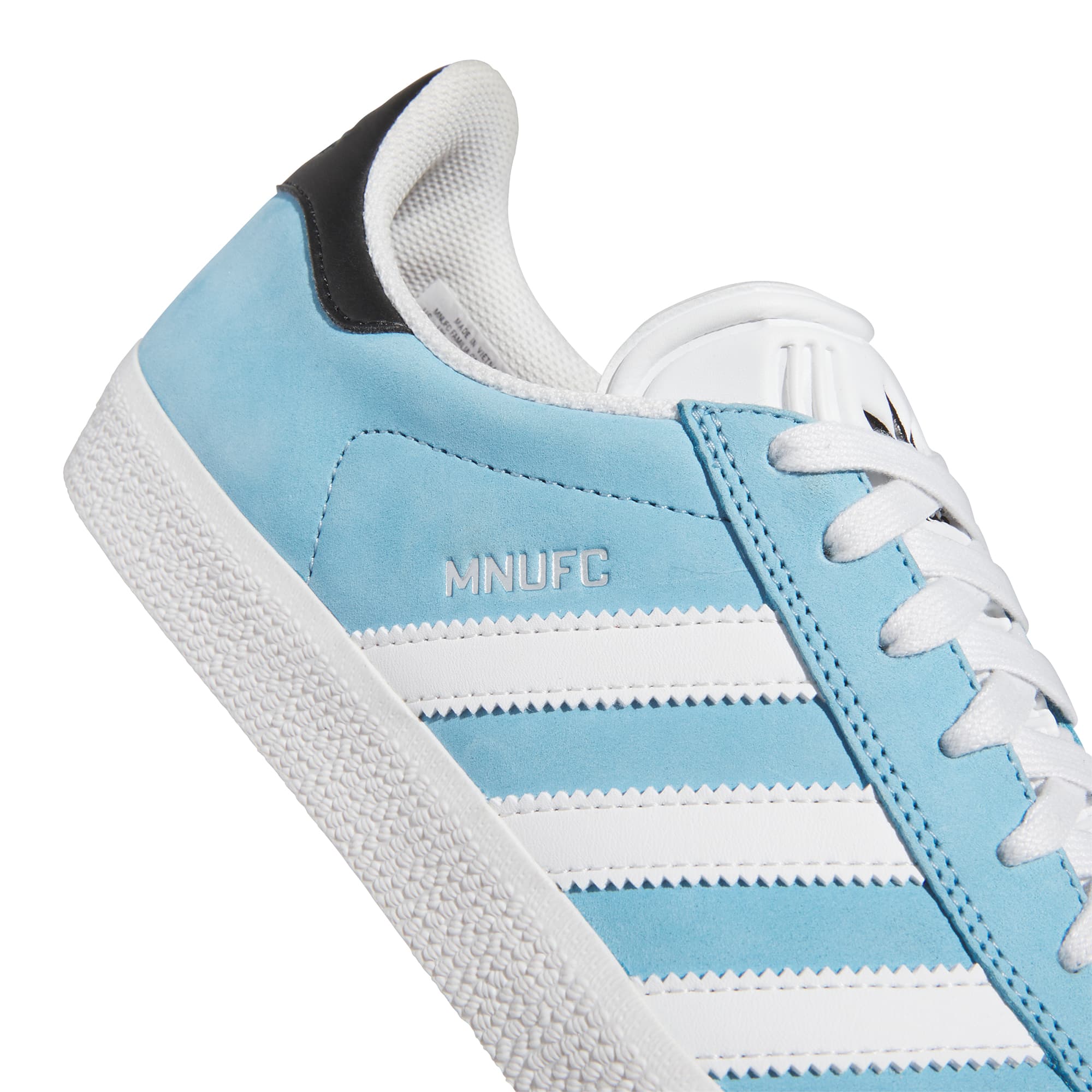 https://admin.plaze-shop.de/wp-content/uploads/2024/09/IH0522_AdidasSkateboarding_Gazelle_Mnufc_Familia_lightblue-white_plazeskateshop_8.jpg