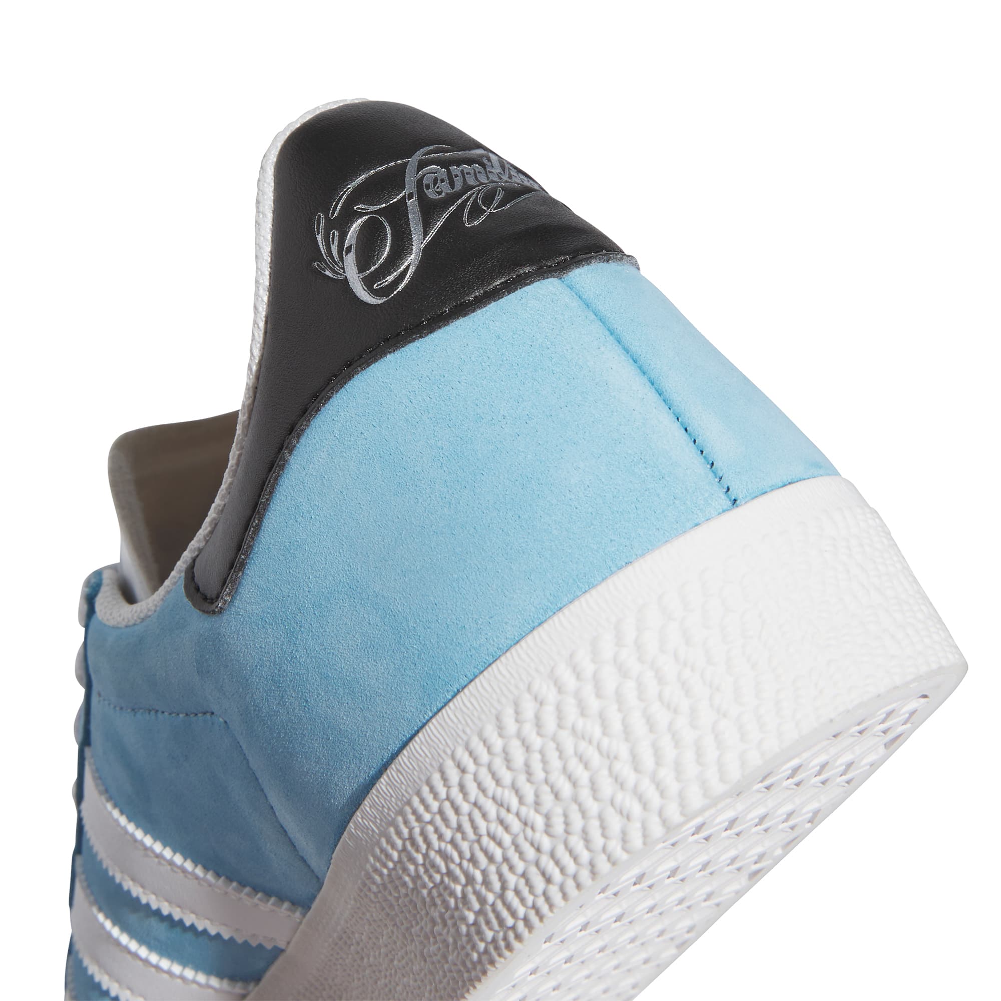 https://admin.plaze-shop.de/wp-content/uploads/2024/09/IH0522_AdidasSkateboarding_Gazelle_Mnufc_Familia_lightblue-white_plazeskateshop_9.jpg