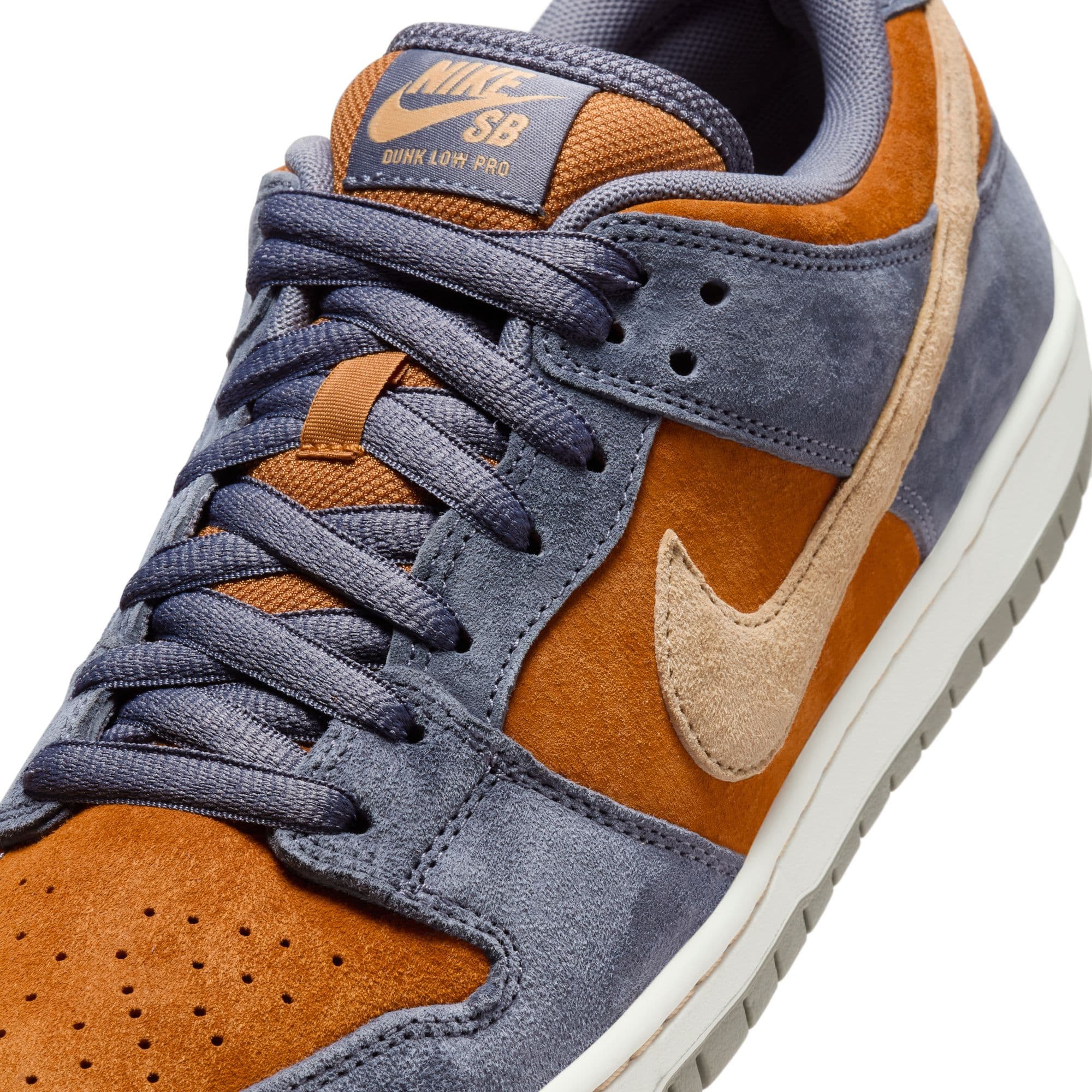 https://admin.plaze-shop.de/wp-content/uploads/2024/10/NikeSB_Dunk_Low_Pro_Carbon_HF3063-002_plaze-shop_1-3.jpeg