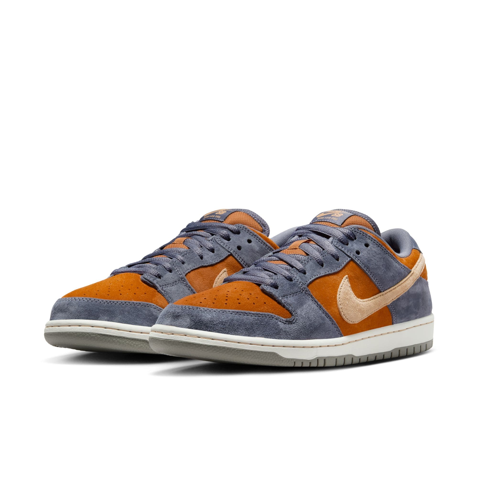 https://admin.plaze-shop.de/wp-content/uploads/2024/10/NikeSB_Dunk_Low_Pro_Carbon_HF3063-002_plaze-shop_1-6.jpeg