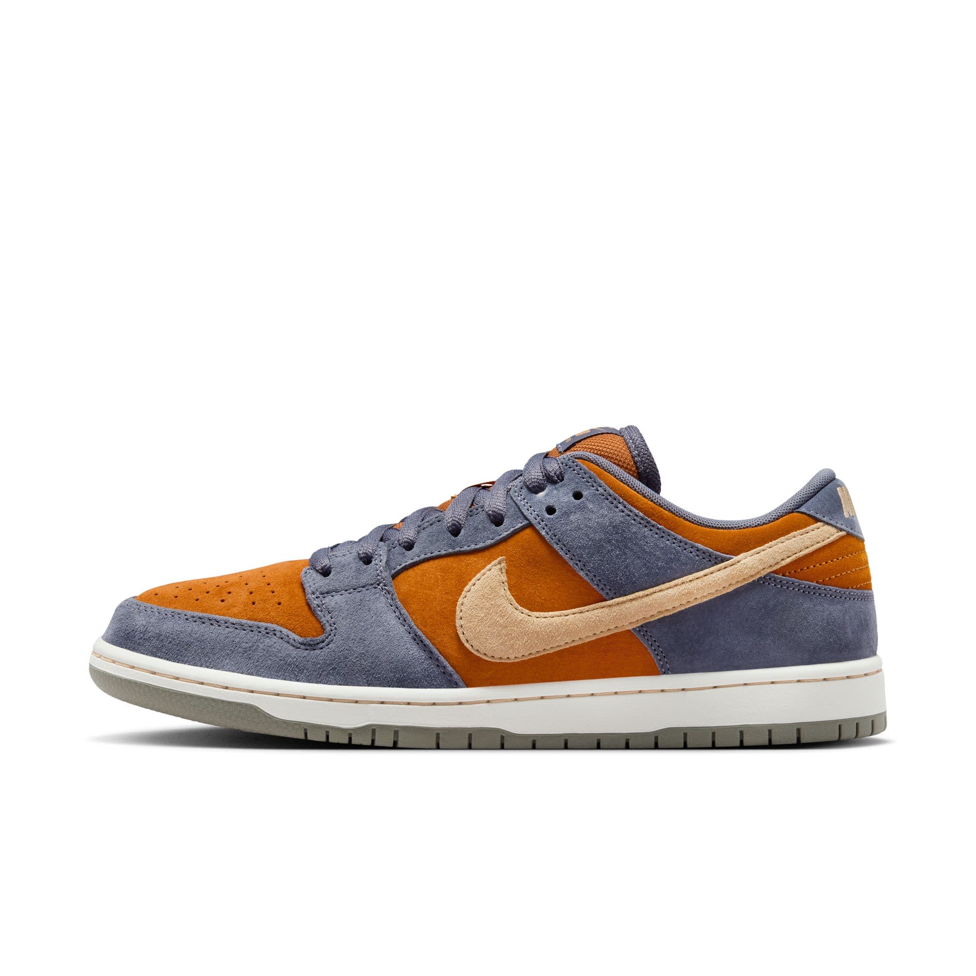 https://admin.plaze-shop.de/wp-content/uploads/2024/10/NikeSB_Dunk_Low_Pro_Carbon_HF3063-002_plaze-shop_1-9.jpeg