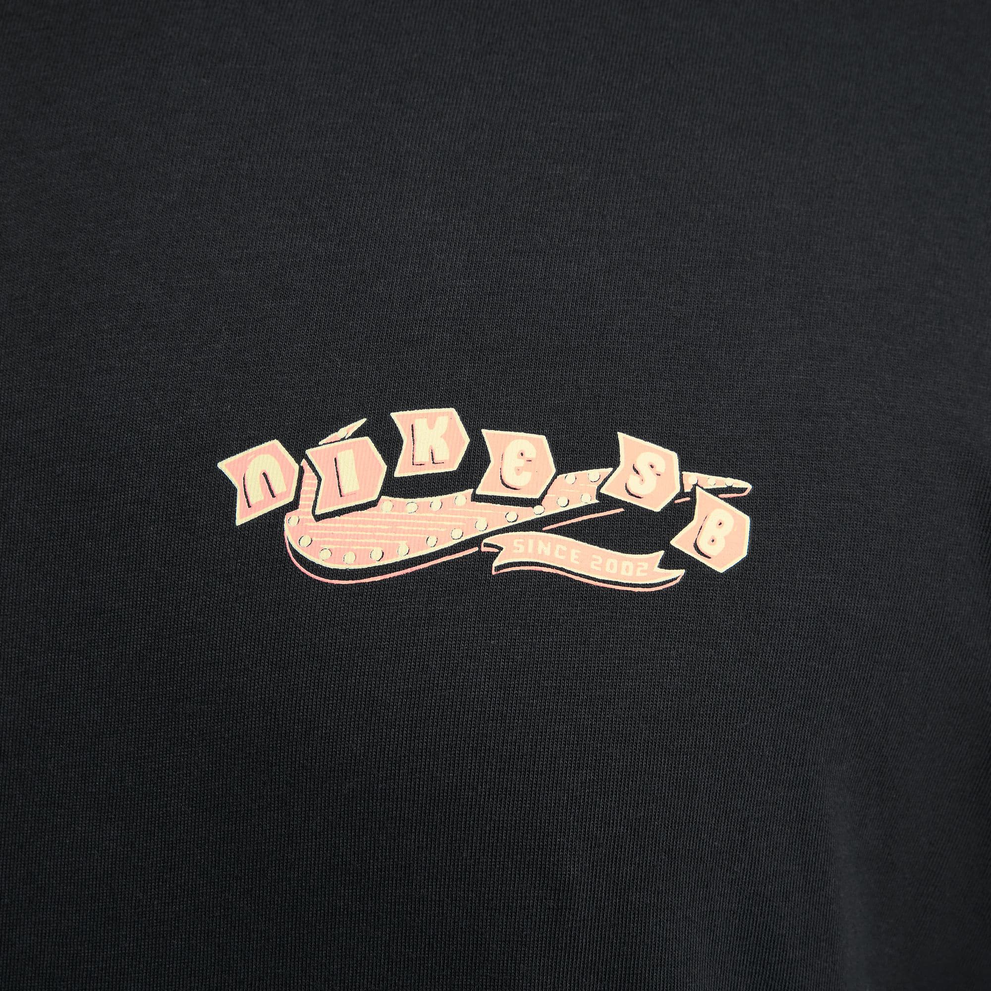 https://admin.plaze-shop.de/wp-content/uploads/2024/10/NikeSB_OC-Road-Dogs-Tee_black_plaze-skateshop_4.jpg