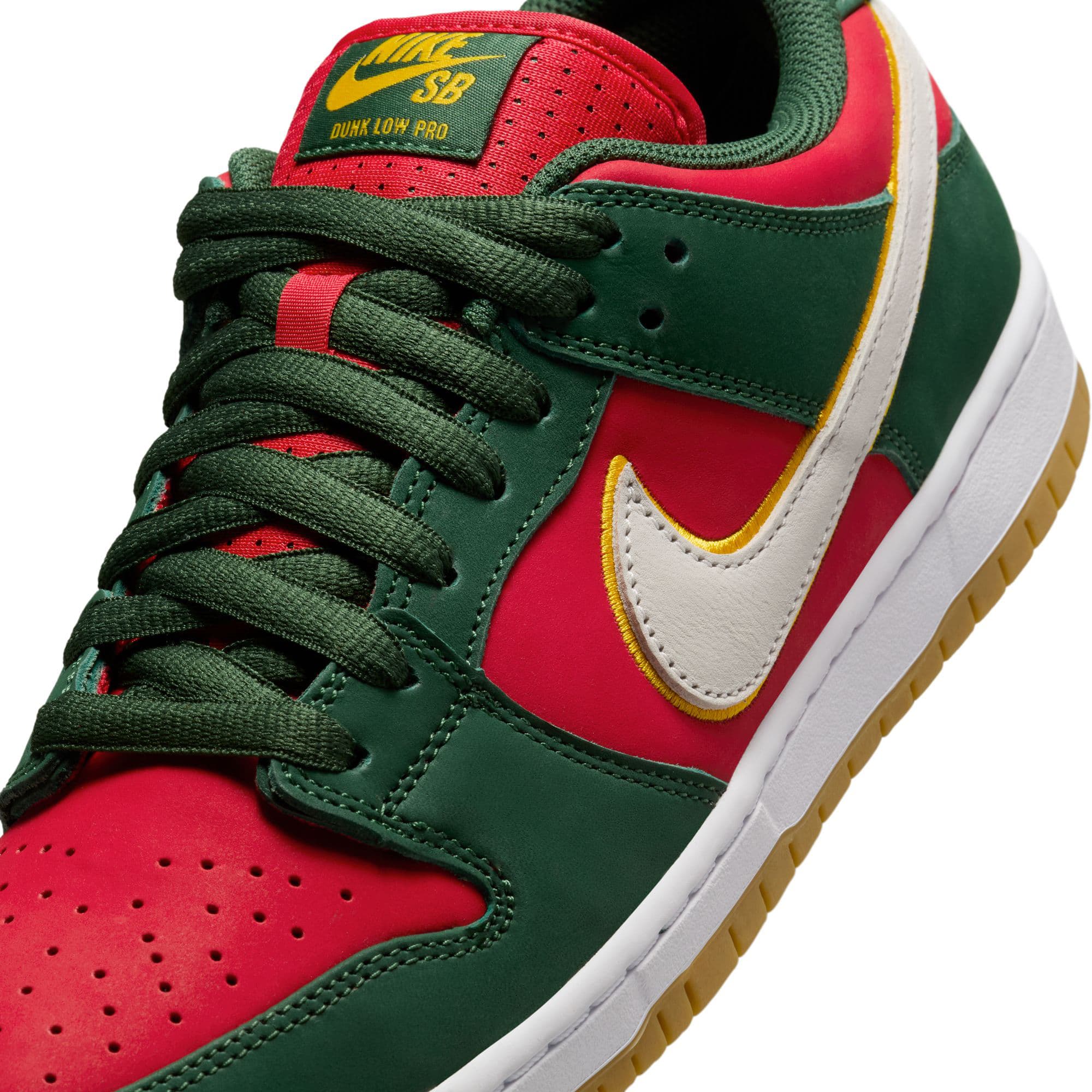 https://admin.plaze-shop.de/wp-content/uploads/2024/11/FZ1287300_NikeSB_Dunk-Low-Pro-PRM_fir-white-university-gold_plaze-skateshop_7.jpg