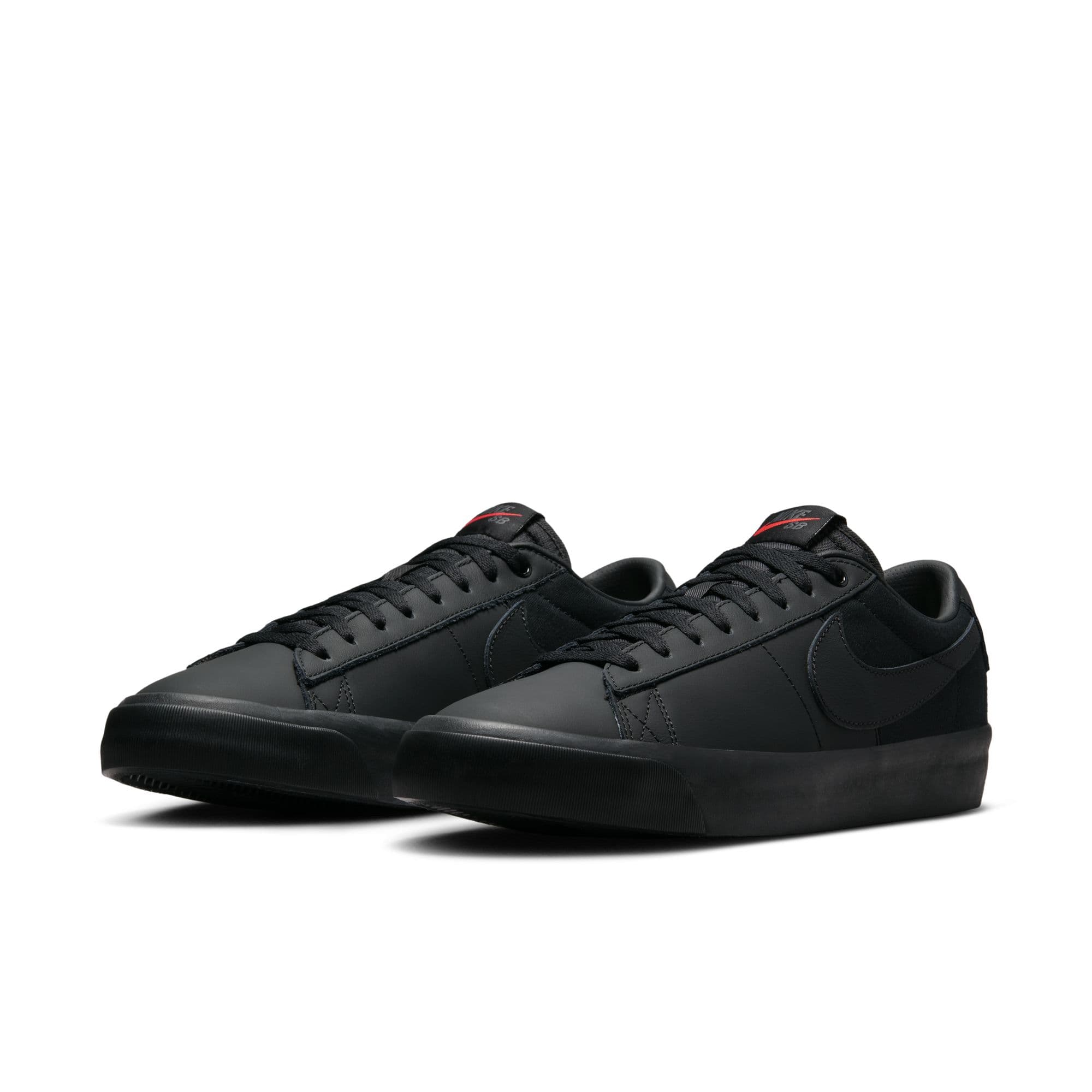 https://admin.plaze-shop.de/wp-content/uploads/2024/12/NikeSB_DR9099_001_Blazer_Low_Pro_GT_ISO_plaze-shop_1-7.jpeg