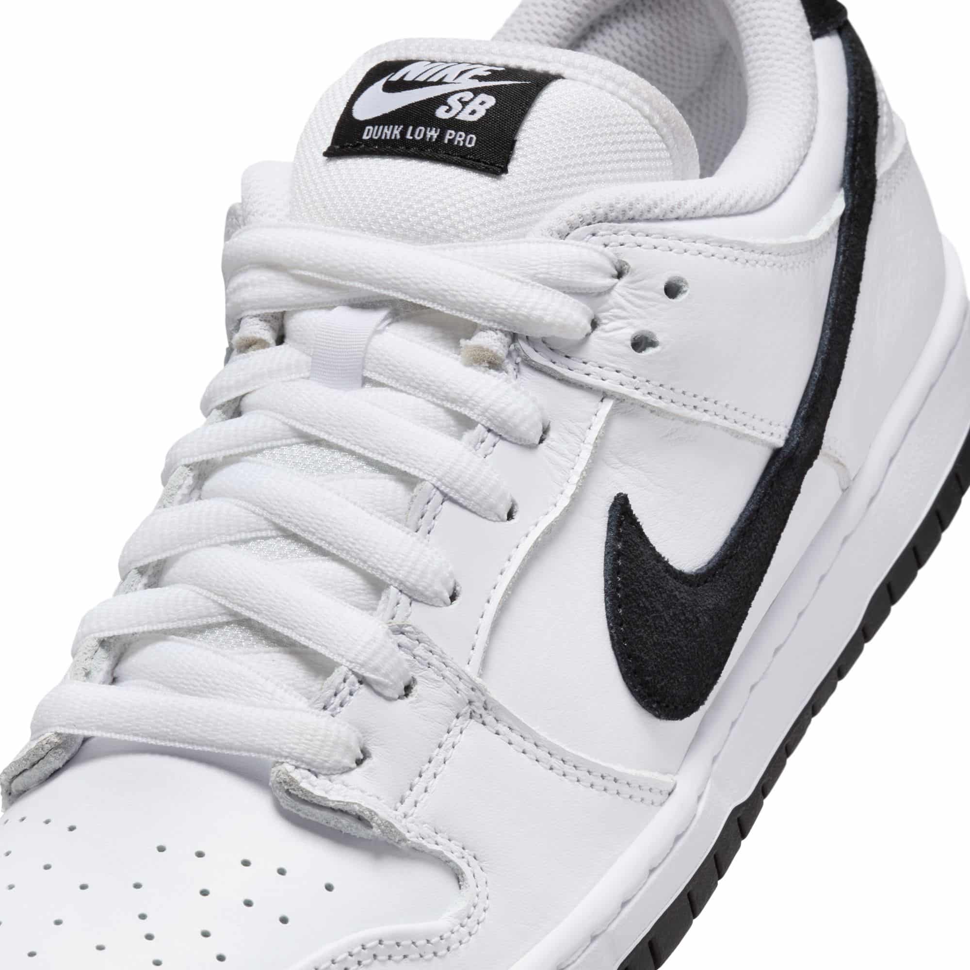 https://admin.plaze-shop.de/wp-content/uploads/2024/12/NikeSB_Dunk_Low_Pro_HF3704_100_plaze-shop_-3.jpeg