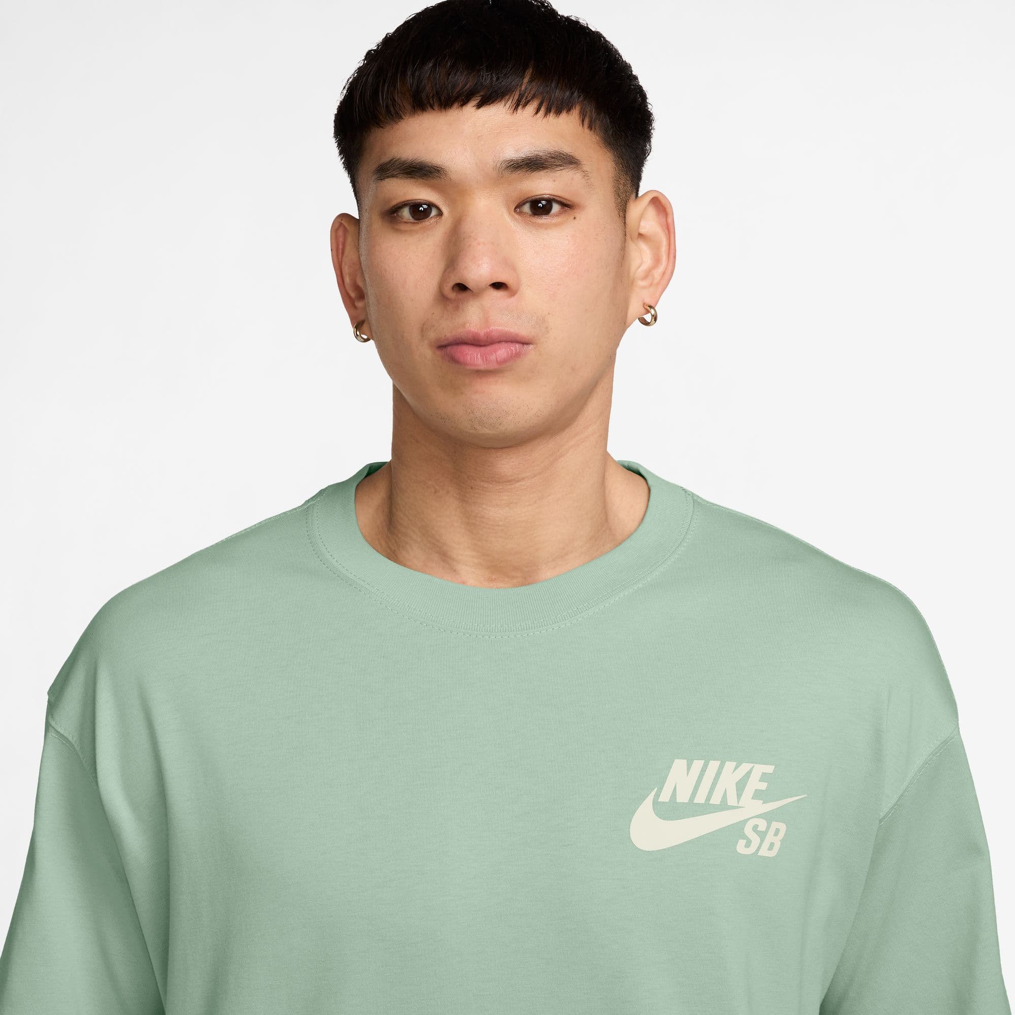 https://admin.plaze-shop.de/wp-content/uploads/2025/06/Nike-SB_T-Shirt_DC7817-384_plaze-skateshop_1-1.jpg