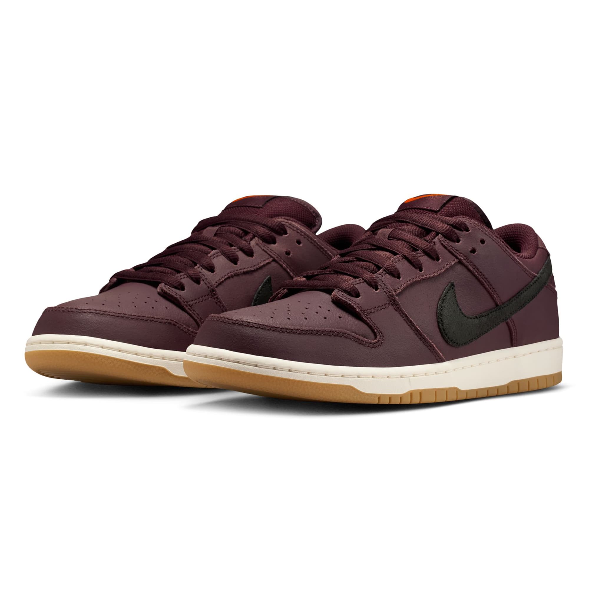 https://admin.plaze-shop.de/wp-content/uploads/2026/01/nike_sb_dunk_low_burgundy_I02304-600_plaze-skateshop-4.jpg