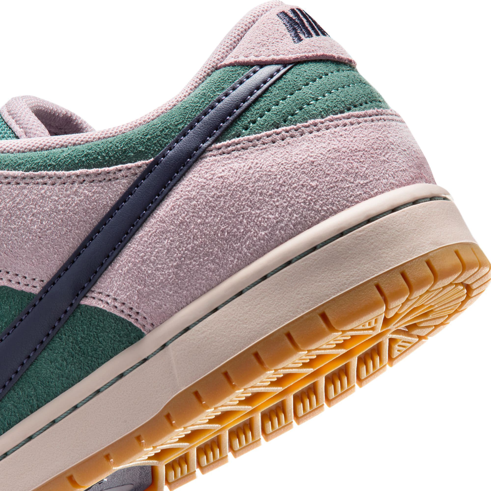 https://admin.plaze-shop.de/wp-content/uploads/2026/03/nike_sb_dunk_Mineral-slat_dark-raisin_HQ1625-300_plaze-skateshop-8.jpg