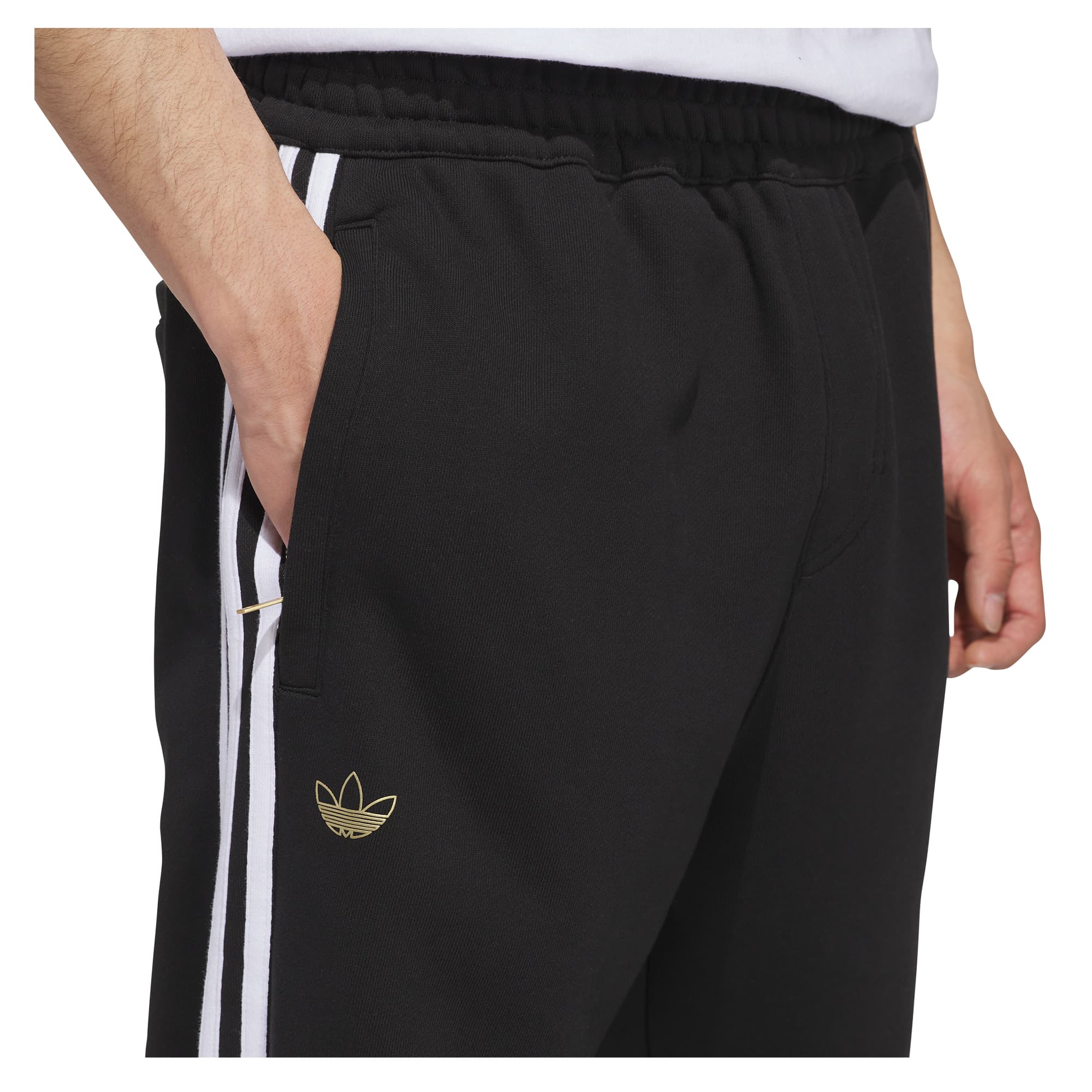 https://admin.plaze-shop.de/wp-content/uploads/2026/08/adidas_skateboarding_Tyshawn_Track_Pant_black_white_KT1831_plaze-skateshop-4.jpg